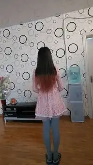 求几张长发女生的背影头像,女生要站着,然后可以看到腿的求这一系列,头发最好是黑色,直发我想做头