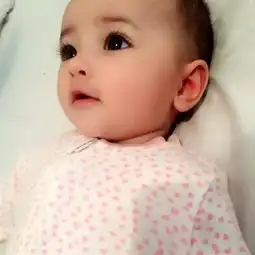 天生自带美颜瑞典女宝宝瞬间走红网络
