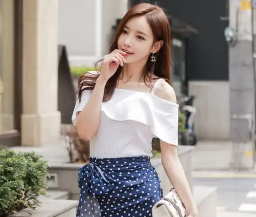 搭配紧身裙的美女,穿出柔情女人味,让气质满满呈现