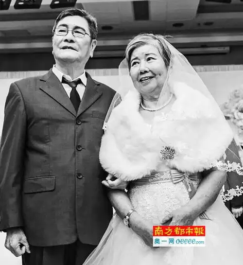 长情穗11对古稀老人穿礼服庆金婚