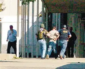17岁少年持枪劫31人质
