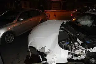情侣吵架女友开保时捷撞三车车轮被撞飞