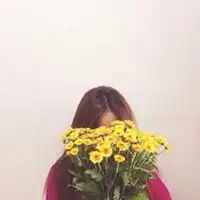 手绘女生拿花遮脸头像彩铅用花遮脸可爱女生头像