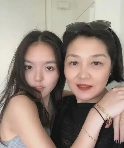 19岁法图麦晒素颜照大秀身材,眉宇间酷似李咏,哈文点评犀利