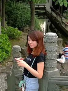 干净背景下的人像