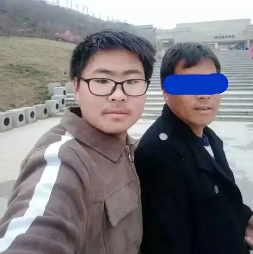 每逢学期末,学生纷纷走寻找16岁大荔小男孩