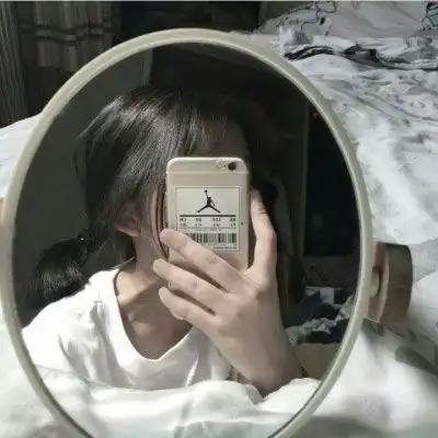 女头图片拿手机挡脸用手机挡着脸的qq女头