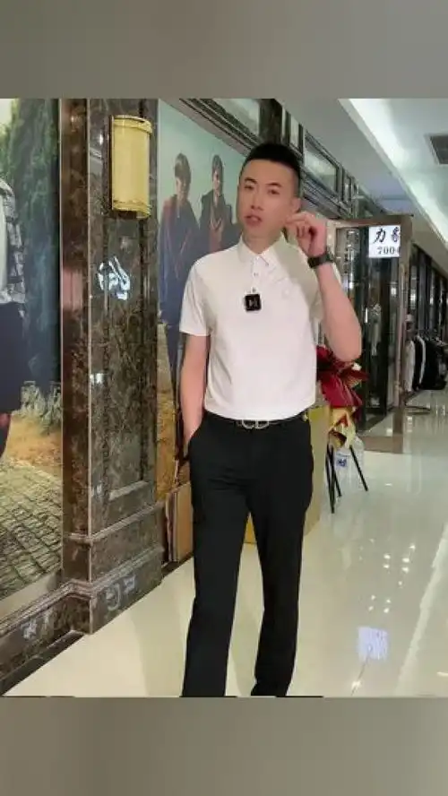 快到情人节了白色代表纯洁干净黑色和白色搭配经典耐看不挑人舒适透气又凉快品质男装面料舒适透气面料柔软舒适