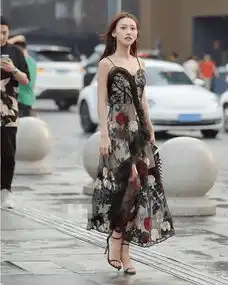 街拍美女小姐姐带火了帽衫裙,这样穿才有型又有范