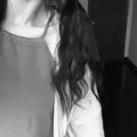 女生半身不露脸头像黑白,爱上半身裙的女生