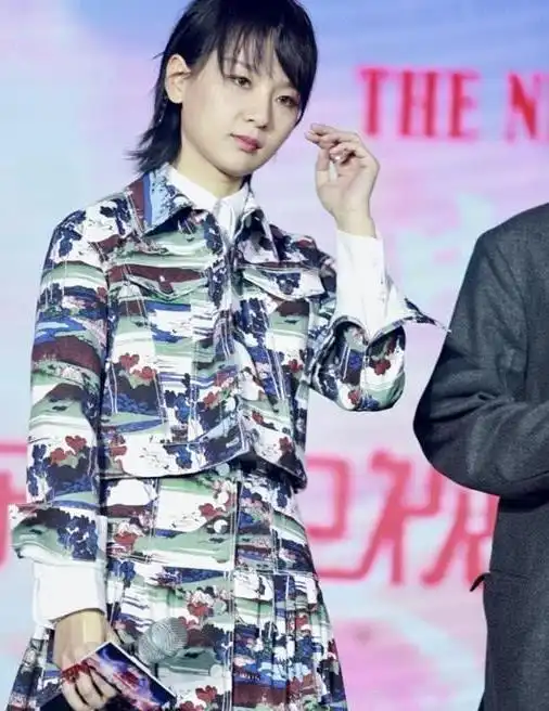 宋茜气场真强,穿西装和吴亦凡出席发布会,两人看着差不多帅