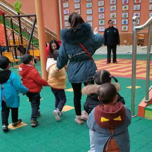 回顾笑麻了幼儿园组织防拐演练,美女志愿者骗走一班的小朋友
