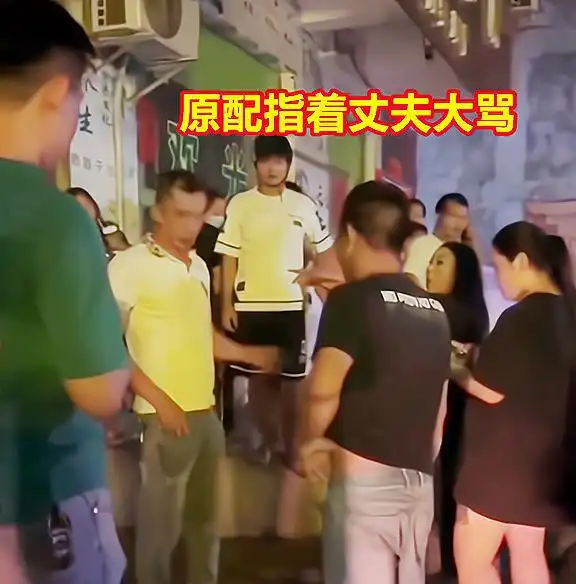 男子出轨被抓包,护在小三身前掌掴妻子,网友原配比小三漂亮
