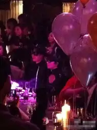 刘嘉玲扮性感猫女频敬酒玩自拍炒热气氛
