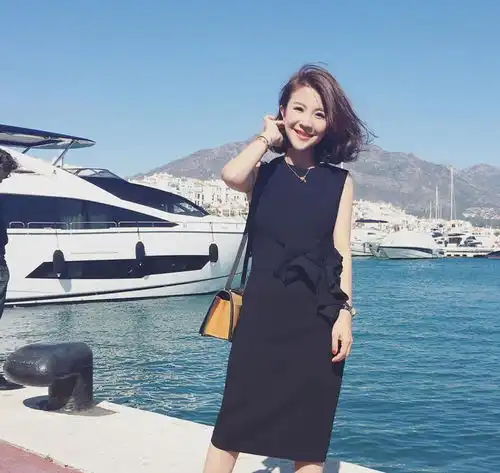 经典小黑裙与多彩配件搭配,夏天将会有不一样的感觉