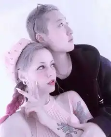 吴卓林与女友再晒恩爱亲密照直言希望帮助他人