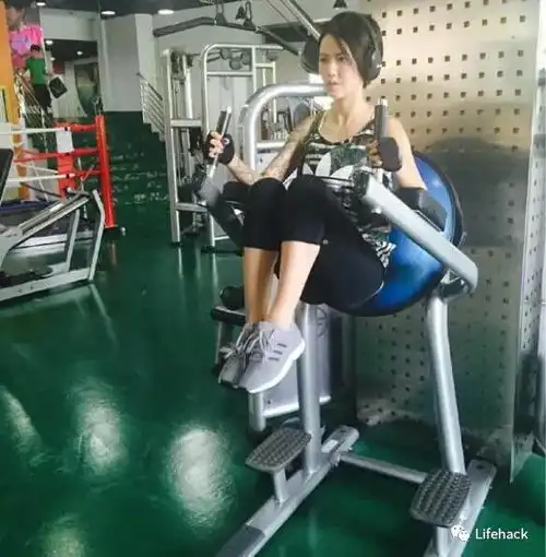 谭维维八块腹肌吓坏网友,男人被虐哭了