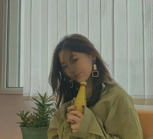 李亚鹏王菲14岁女儿摆地摊,打扮成熟金发抢镜,网友越来越美了