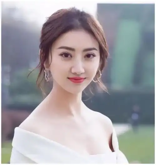景甜香槟色长裙凸显好身材曲线曼妙肌肤娇嫩性感迷人