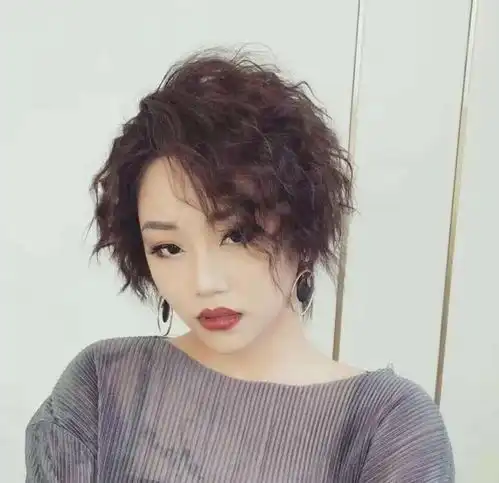 短发准备烫一下,哪些短卷发型比较好看