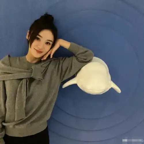 平安夜众女星晒照,娜扎麋鹿造型太显颜值,杨紫片场打卡好敬业