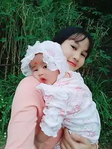 女演员在后台给孩子哺乳的照片走红,事后称是婆婆给拍的,