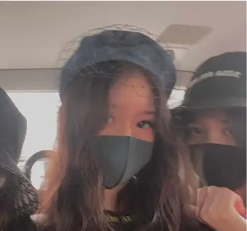 汪峰14岁女儿小苹果与网红合照,名媛范十足不输章子怡