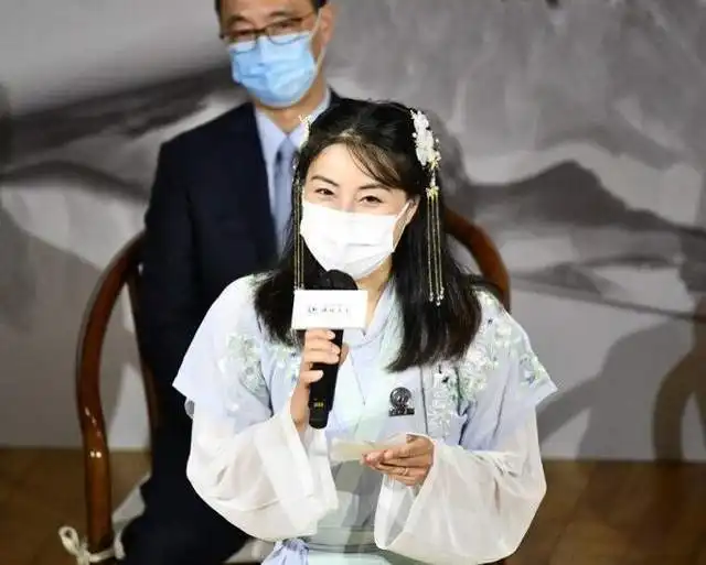 郭晶晶秒变古装美女,穿汉服现身活动少女感十足霍启刚让出c位
