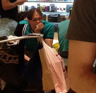 英媒曝男士商场购物可怜照