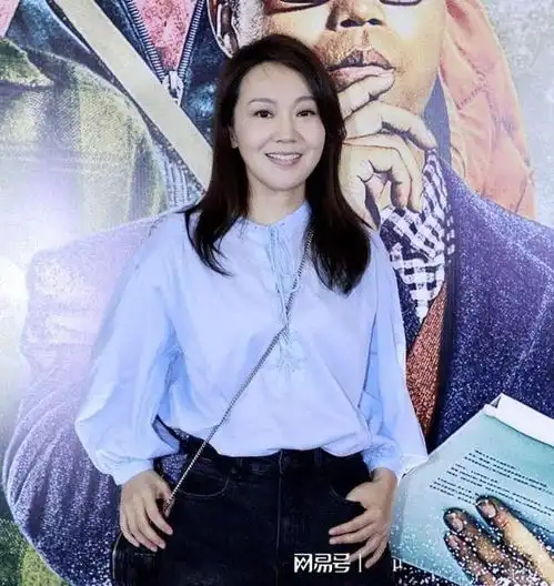 小彩旗的牛仔短裤搭配蓝色衬衣,闫妮找到18岁的感觉