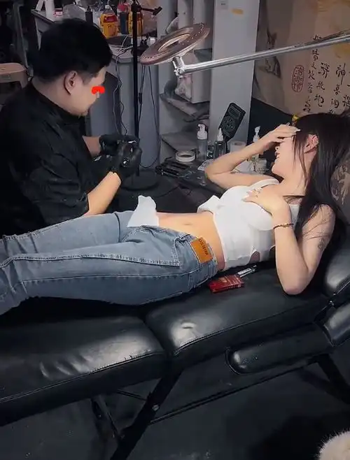 女子在胯间纹身,腰带大开任由纹身师操作,毫不在意碰到尴尬位置