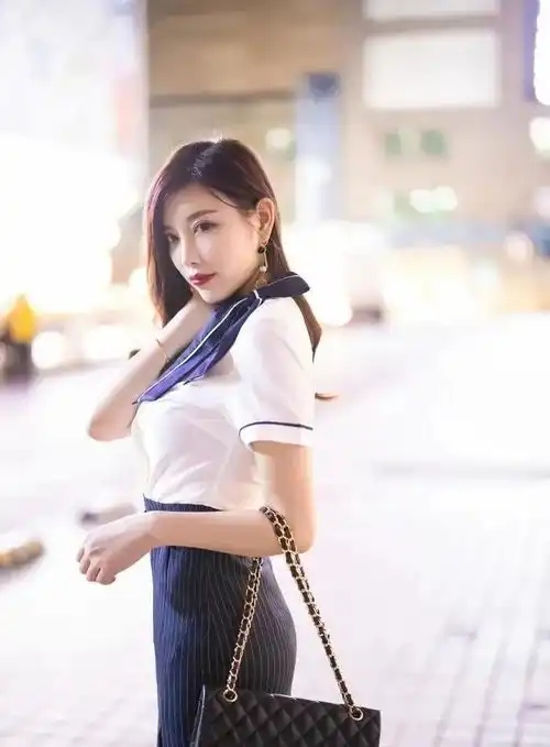 时尚街拍扑克印花抹胸加黑色阔腿裤,尽显时髦洋气