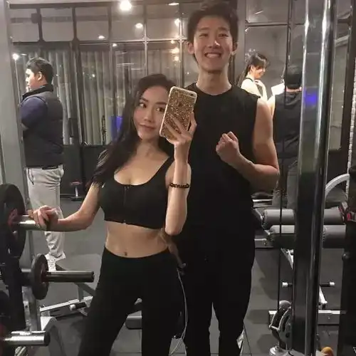 95后健身女神,撸出美腿蜂腰马甲线,靠身材征服周杰伦