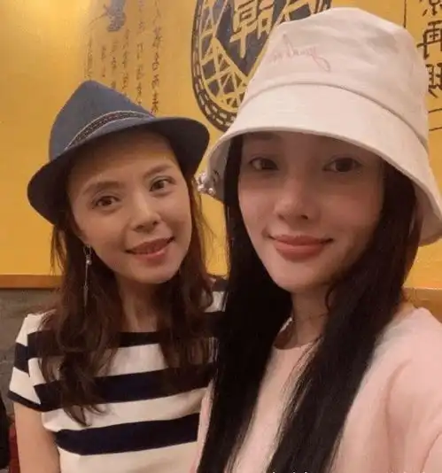 李小璐私服很简单,t恤搭配渔夫帽,是夏季出行的正确打开方式