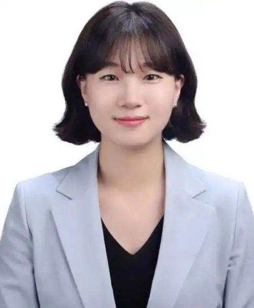 文在寅破格用人,提名95后女大学生做秘书,照片曝光后惹全网争议