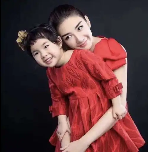 黄奕的女儿化妆扮成熟,小眼塌鼻子似翻版黄毅清,妈妈是否太扎心