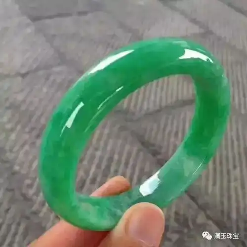 某女士花万元买了一只冰种翡翠手镯,却收到了保时捷