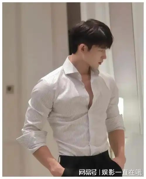 肌肉男必备单品如何将白衬衣穿出完美身材