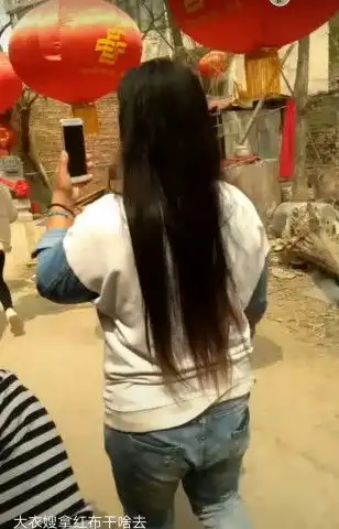 大衣嫂拿着红布拍着视频走来,穿金戴银像贵妇,背影像古装美女