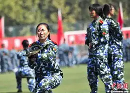 山东女大学生持枪军训秀实力5571036