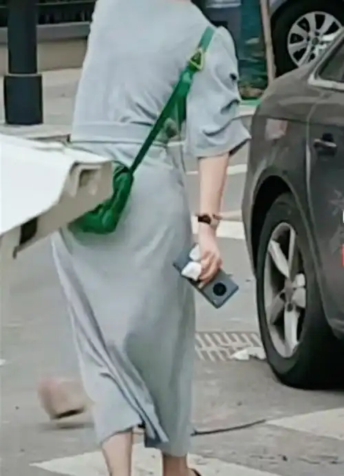 江苏一女子情绪激动,彪悍地手持砖头怒砸小车,女子让你招惹我