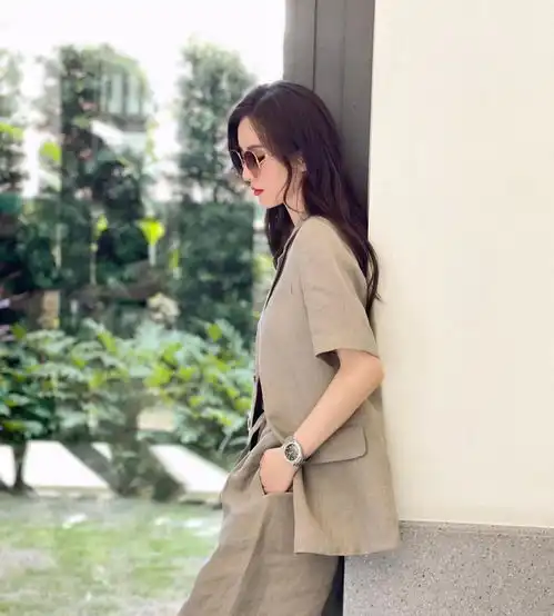 刘诗诗打扮好帅气,中性风西装大秀身材,意外的有女人味