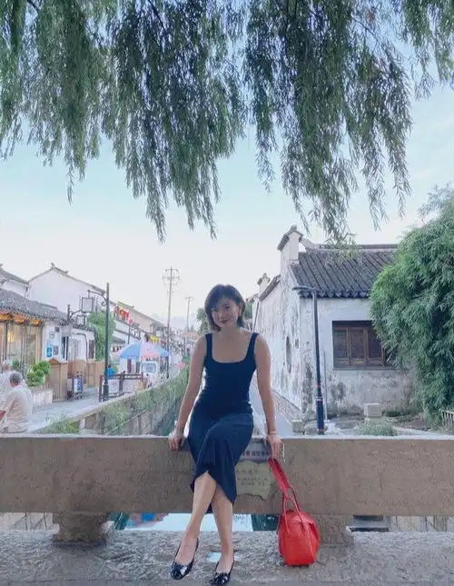 被称董卿接班人穿黑色吊带出游腰细腿长,颜值气质更胜董卿