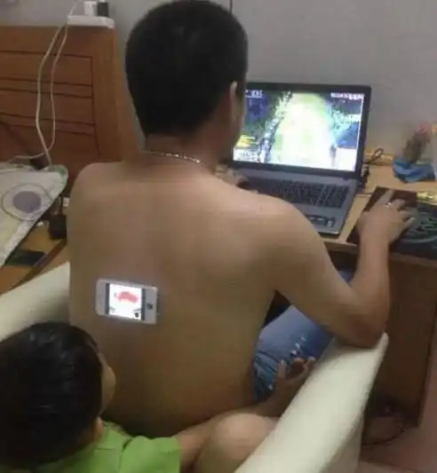 妹子,你的裙子真是太奇特了,裙子外面穿裙子太耀眼了吧