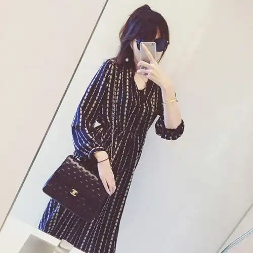路人街拍,黑色蕾丝连衣裙,展示性感好身材,夜色让美女更美