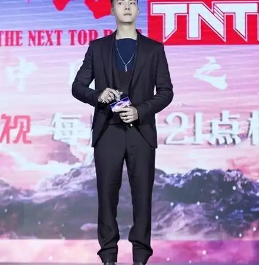 宋茜气场真强,穿西装和吴亦凡出席发布会,两人看着差不多帅