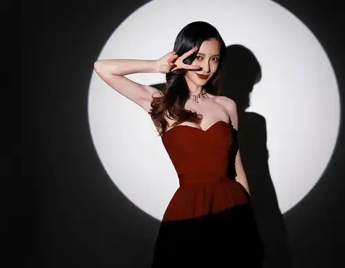 baby妆容又翻车穿红裙堪比瓷娃娃,额头却意外暴露真实肤色