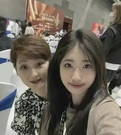 冯小刚女儿徐朵整容式成长小时候的长相和老爸像一个模子刻出来的
