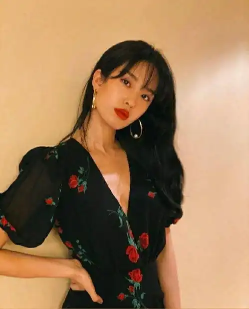 杨采钰复古港风穿搭,大方高级显韵味,气质女神甜中带酷