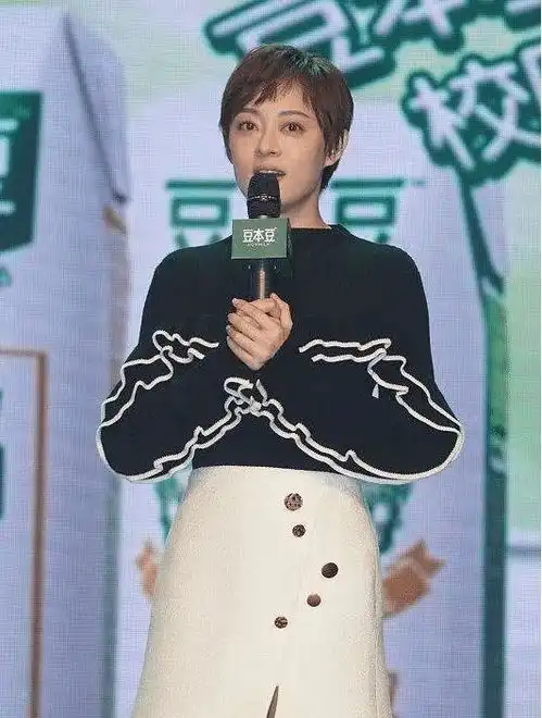 她是收视率的保障,出道几十年无绯闻,和影帝丈夫成模范夫妻